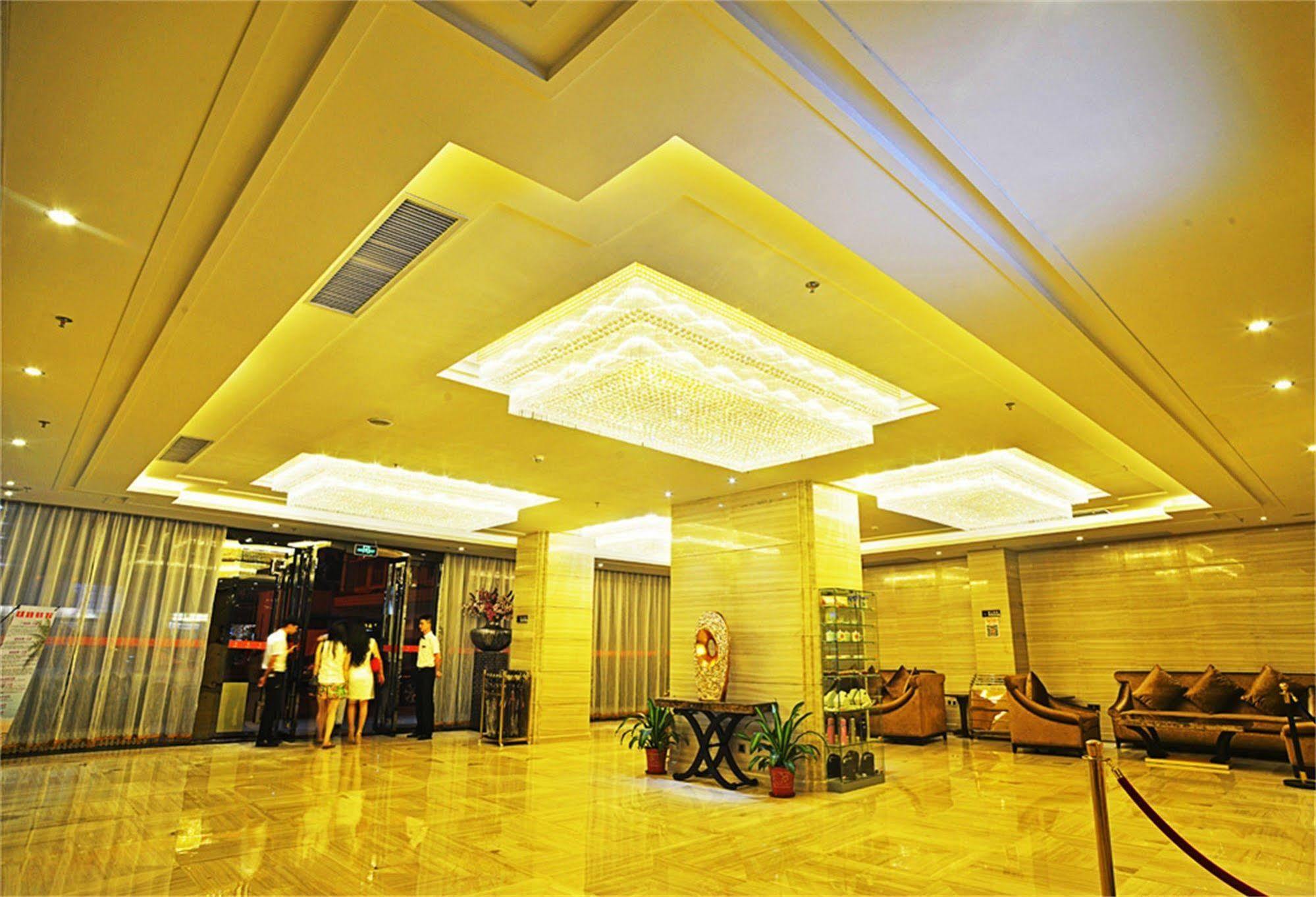 V8 Hotel Train Station Canton Esterno foto